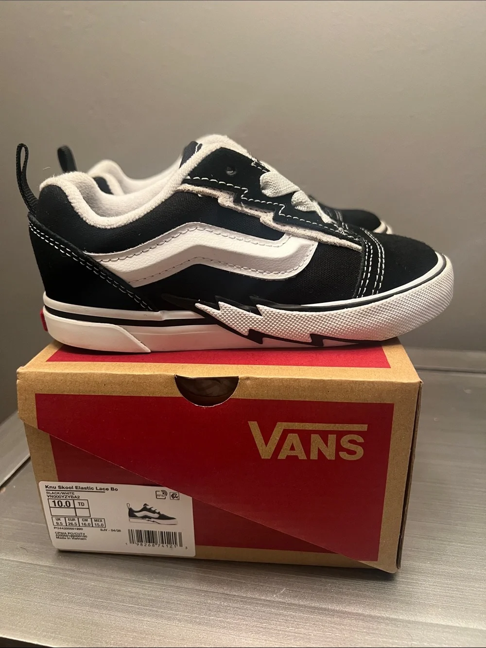 Vans Knu Skool Elastic Lace Bolt. Black and white. Toddler size 10